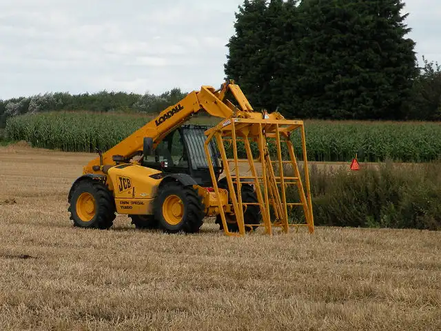 Ładowarka teleskopowa JCB na polu